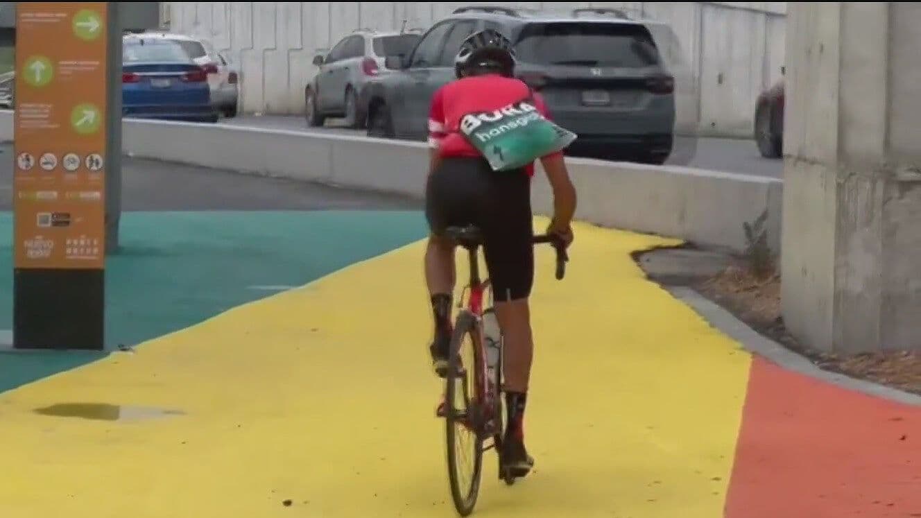 Pasean Ciclistas y Peatones por Zona Peatonal de Avenida Constitución en Monterrey