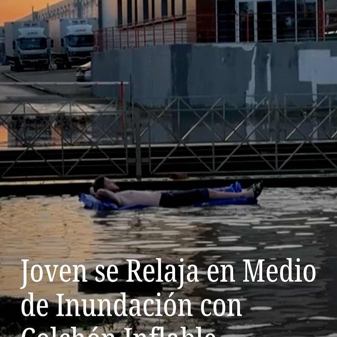 Joven se Relaja en Medio de Inundación con Colchón Inflable