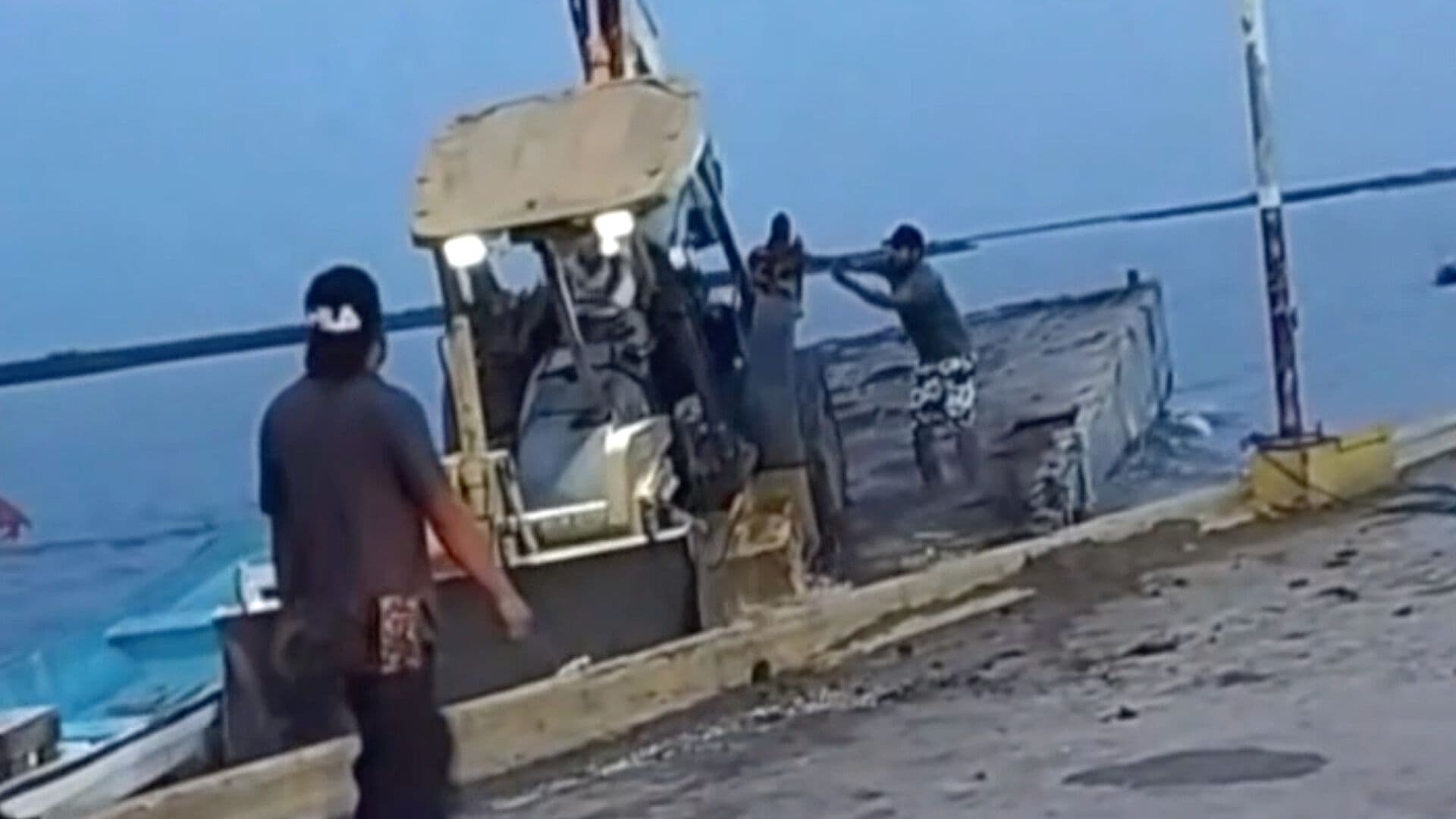 Captan Momento que se Hunde Retroexcavadora en Laguna de Champayán en Altamira
