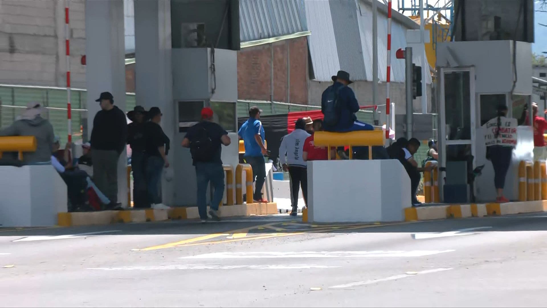 CNTE Da Paso Libre en la Autopista Naucalpan-Ecatepec Hoy 15 de Junio
