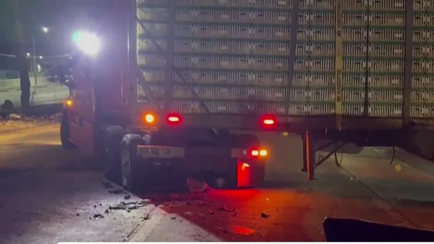 Joven Alcoholizado Choca Contra Camión Cargado con Pollos en Periférico