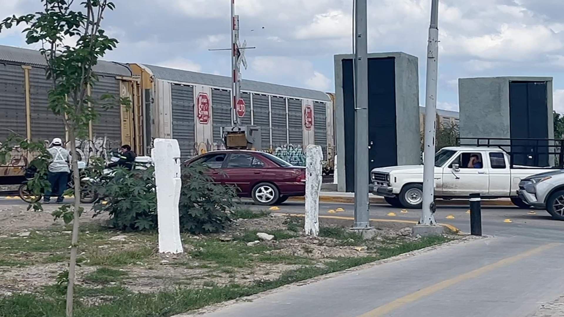 Paso de Tren Complica el Paso de Autos Rumbo a San Juan de Abajo en León Guanajuato