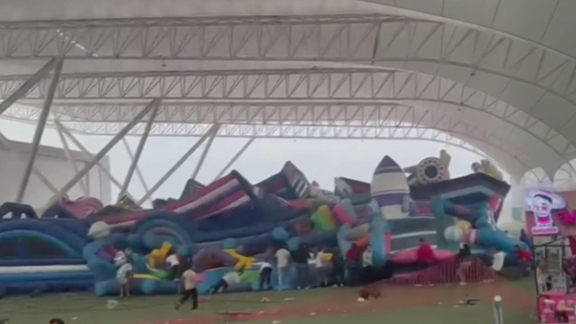 VIDEO: Colapsa Juego Inflable con Niños Adentro en Torreón, Coahuila