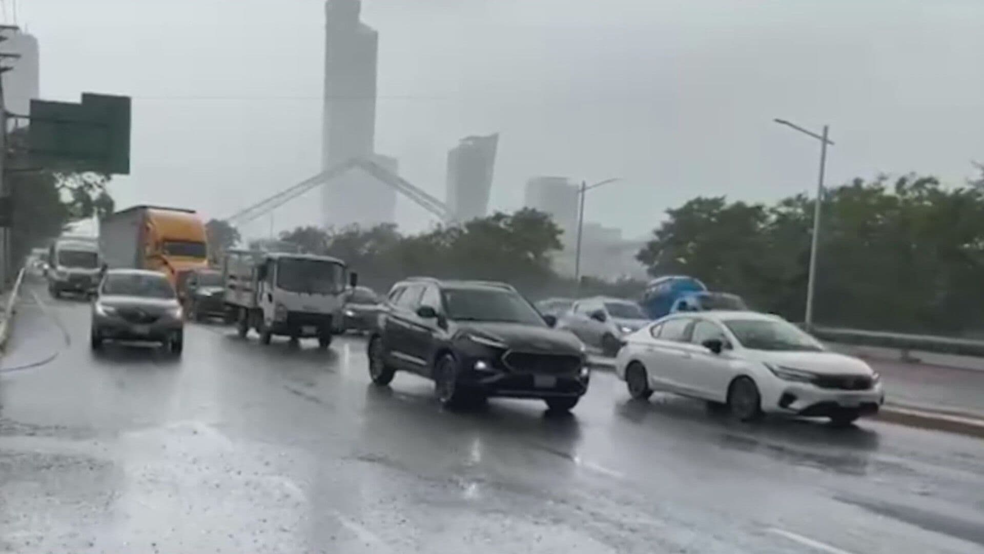 Comienza Lluvia en el Área Metropolitana de Monterrey y Primer Cuadro del Centro
