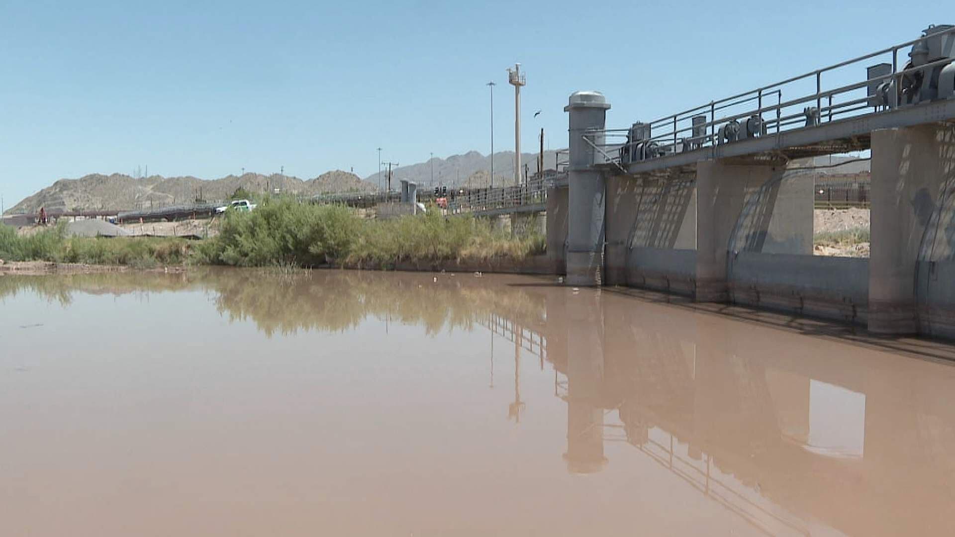 Persisten Basura y Maleza en Compuertas del Río Bravo en Ciudad Juárez