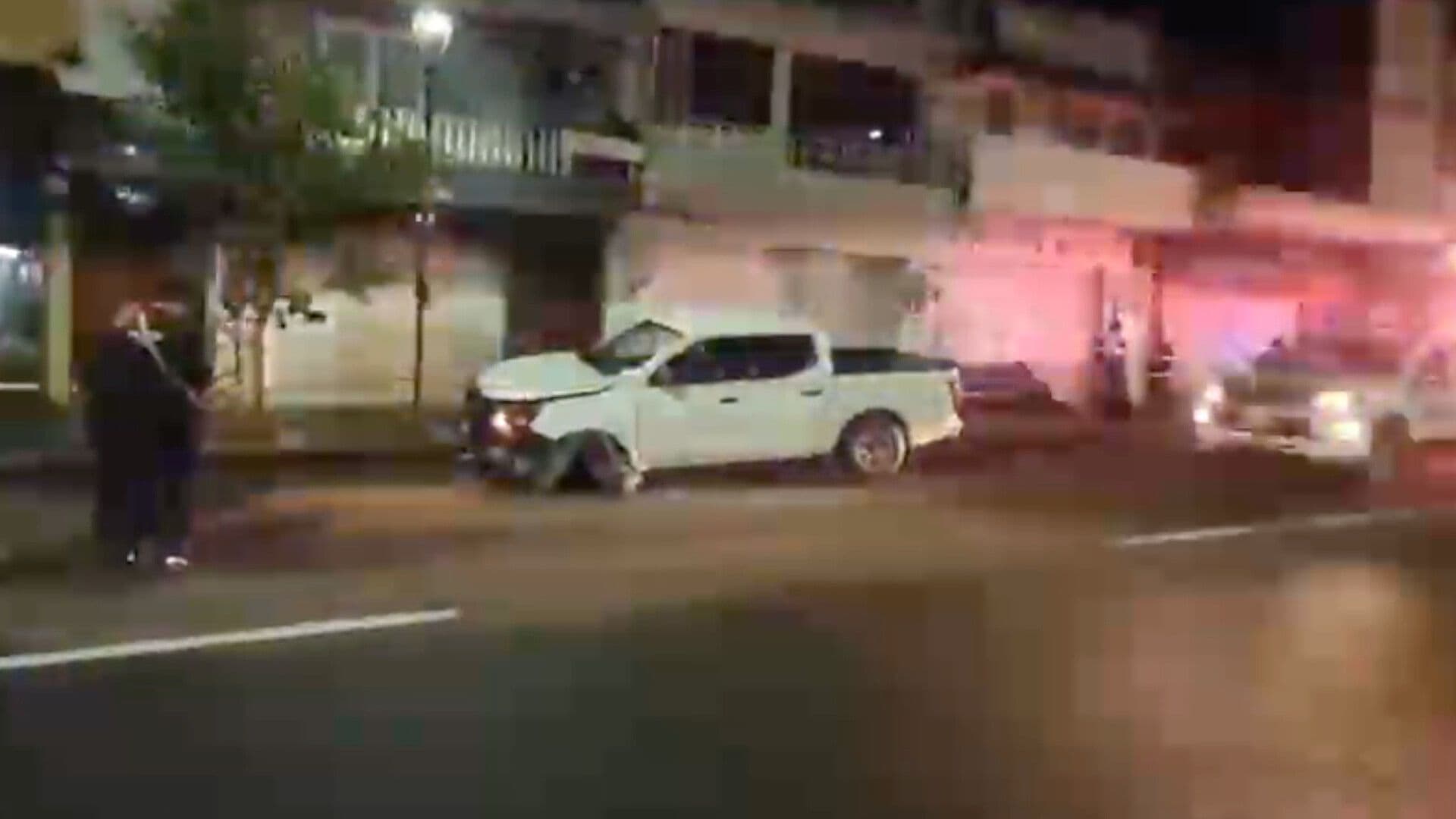 Conductor Choca con Rotonda en Orizaba; Intentó Escapar y Fue Detenido por Policías