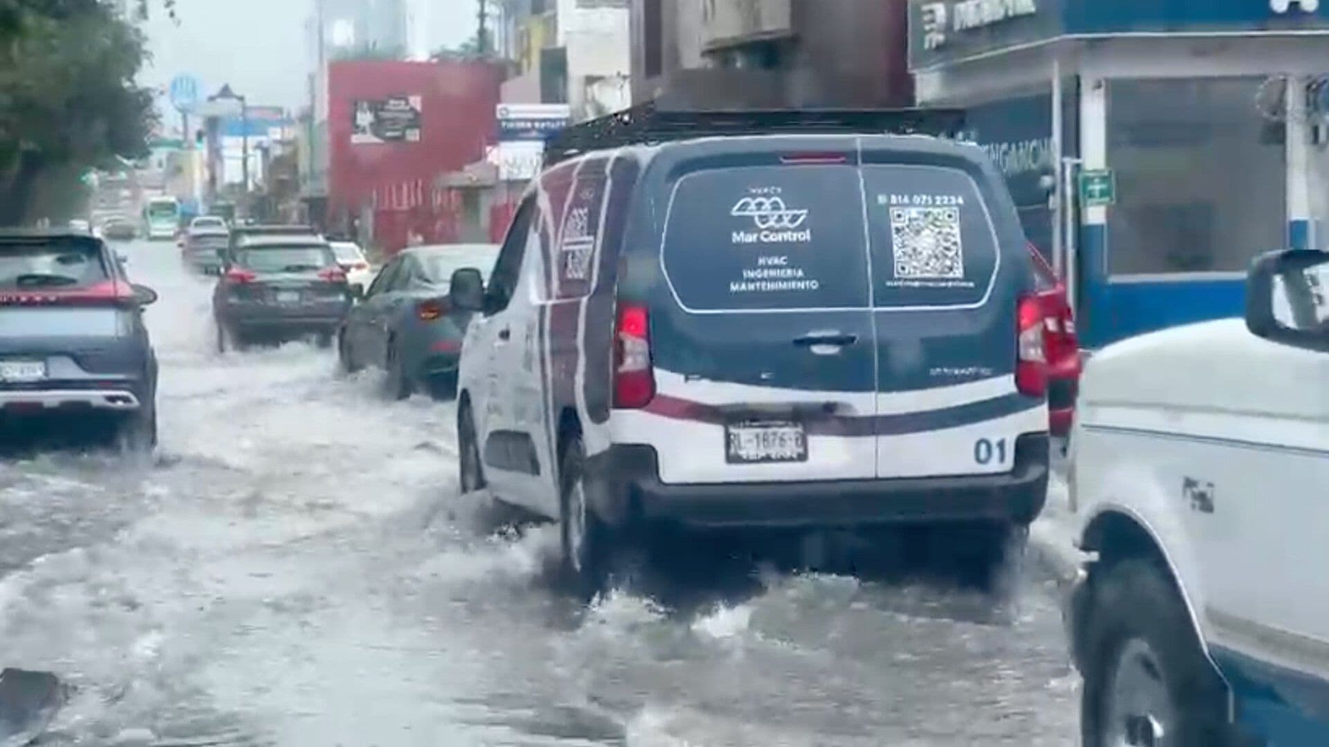 Lluvias Generan Encharcamientos en Avenidas del Área Metropolitana de Monterrey