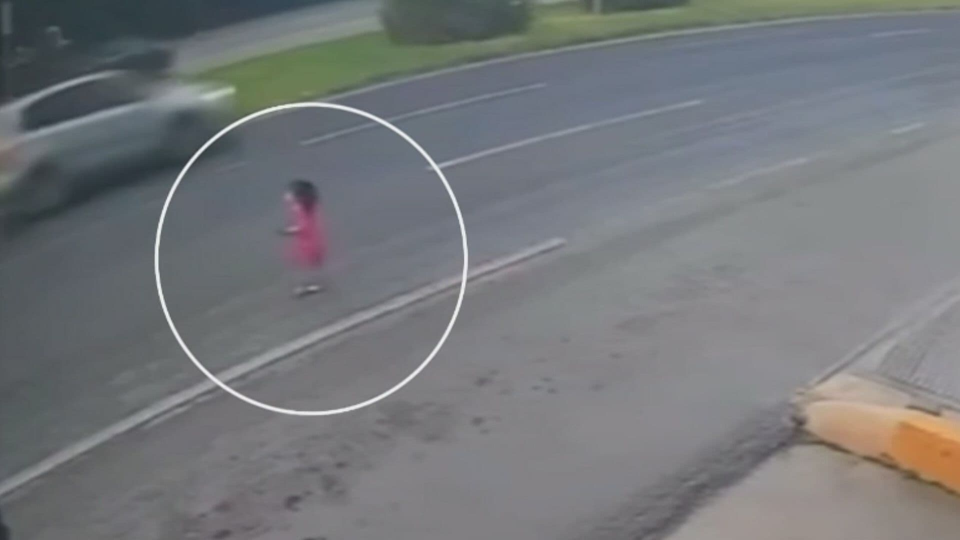 VIDEO: Hombre Salva a Niña de Ser Atropellada en Santiago, Nuevo León