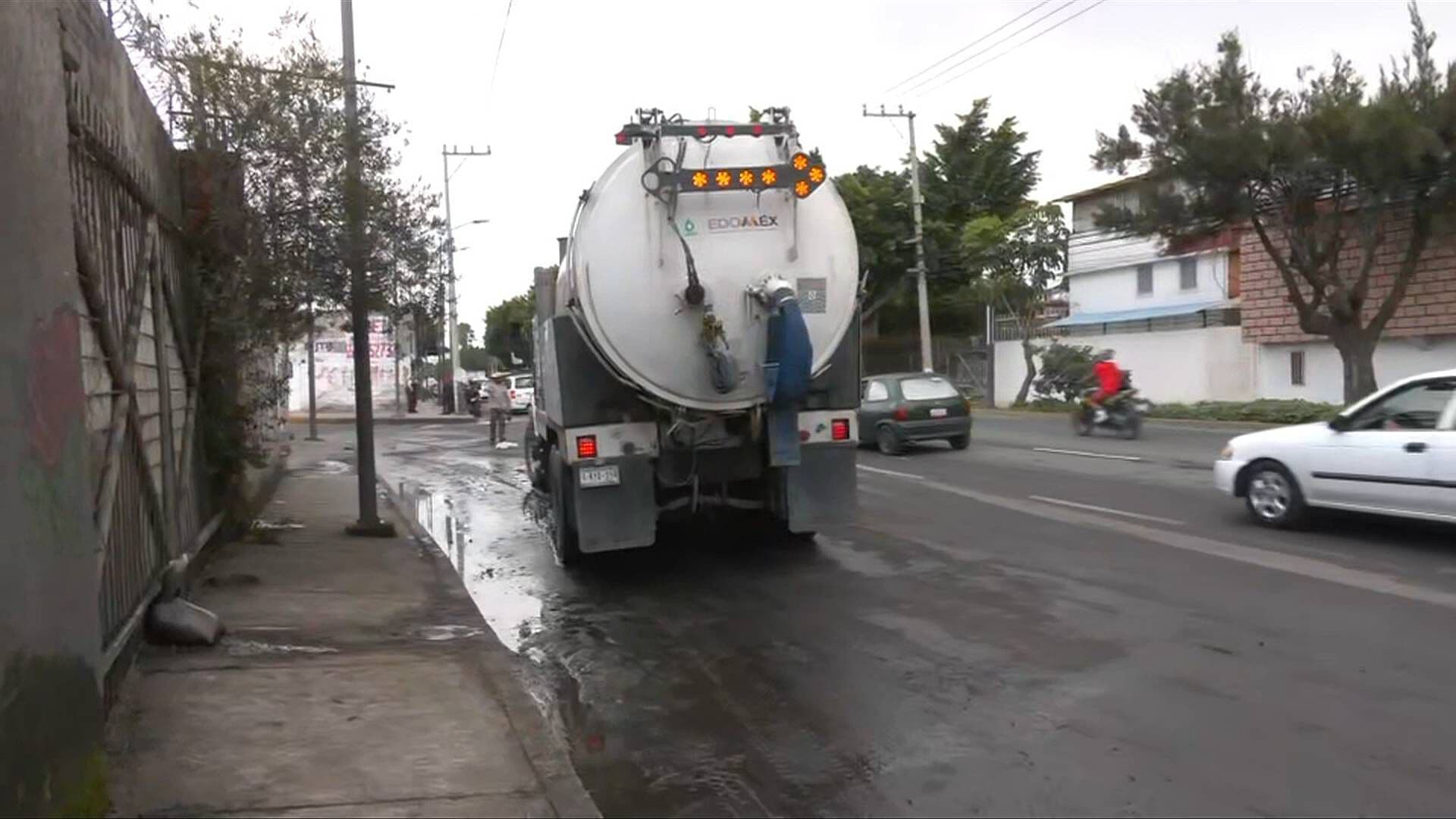Desazolvan Calles de Nezahualcóyotl tras Fuertes Lluvias del Domingo por la Noche