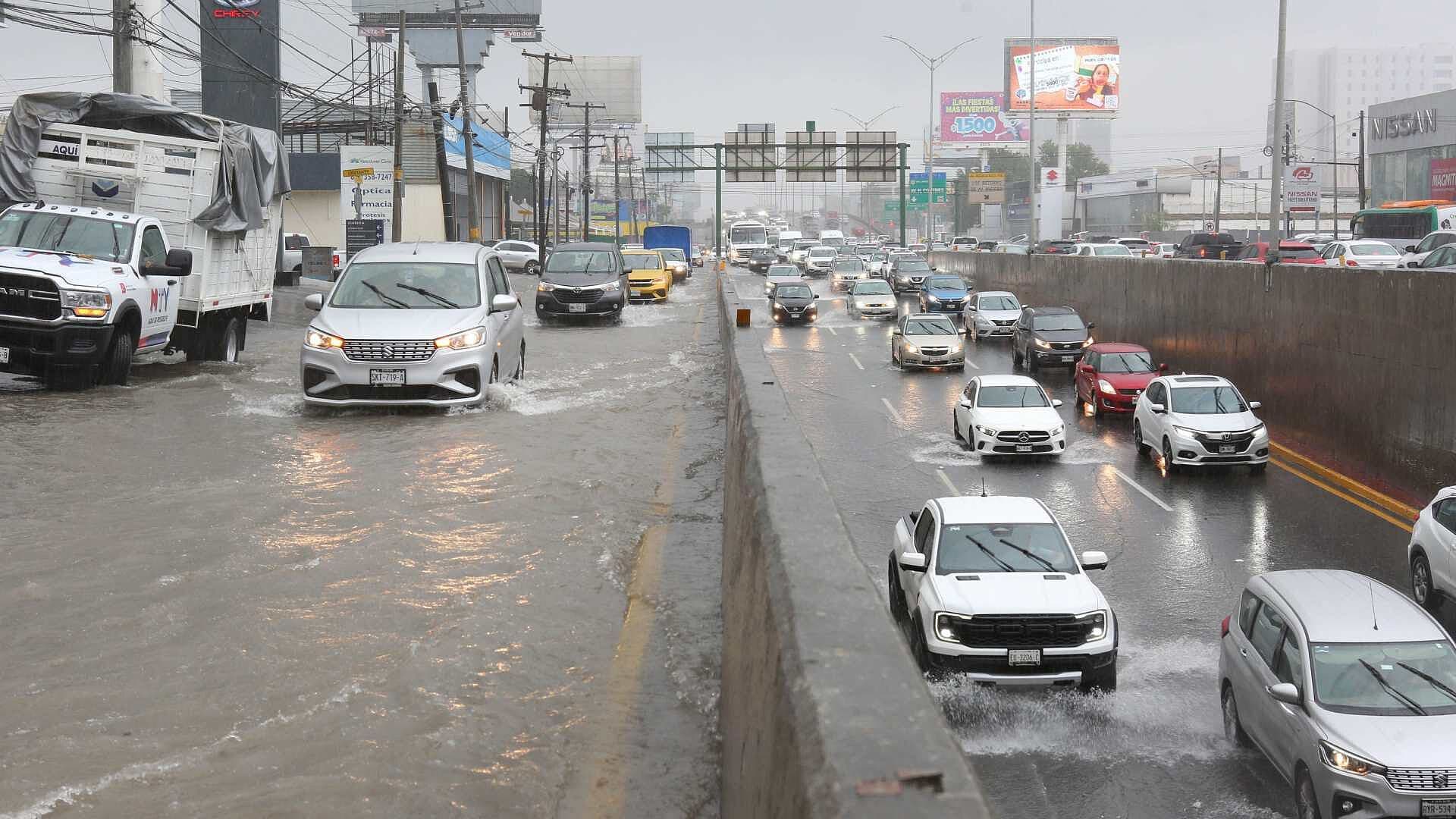 VIDEO: Lluvias Convierten Calles en Ríos en Monterrey, Nuevo León