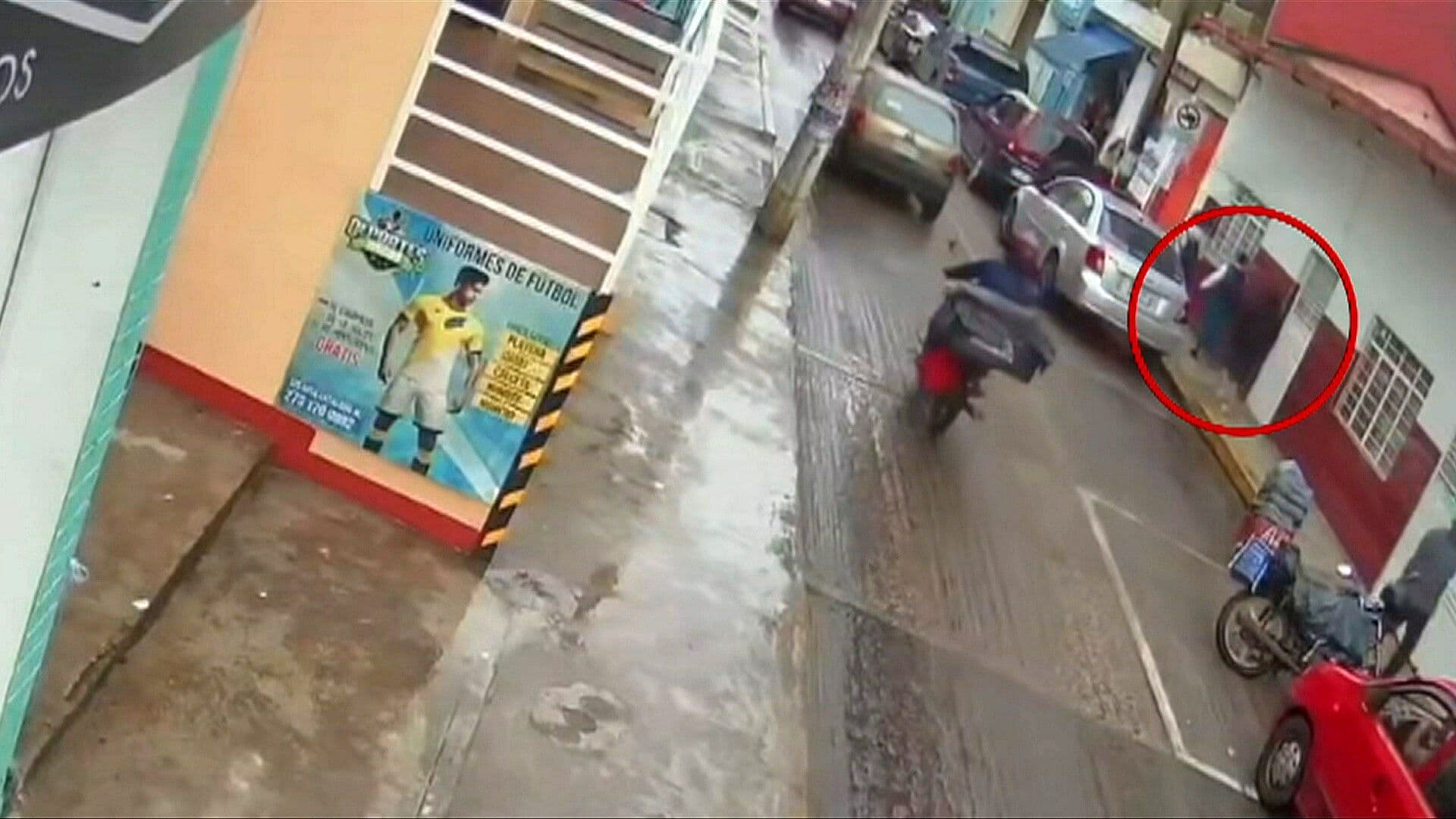 VIDEO: Así Arrebata Ladrón Bolso a Monja, Huye y lo Atrapan en Veracruz