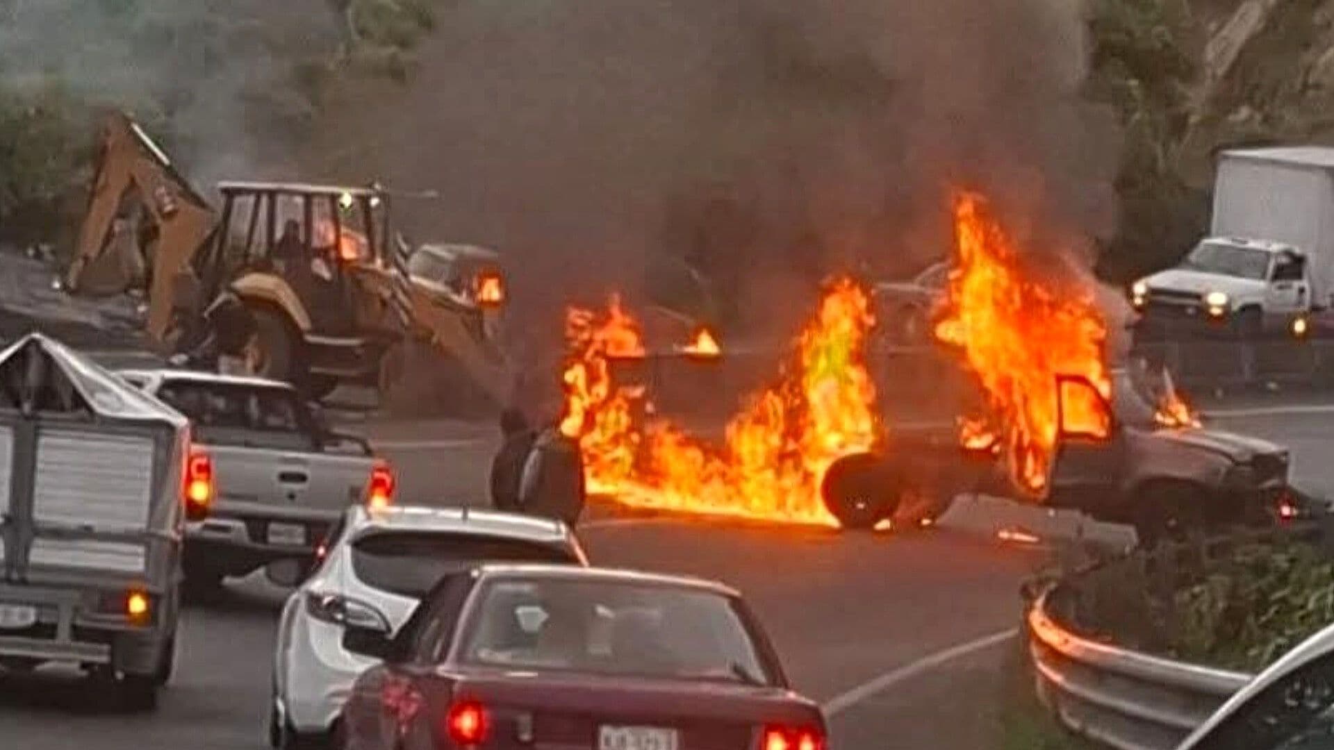 Bloquean e Incendian Vehículos en la México-Toluca Hoy: Así Largas Filas