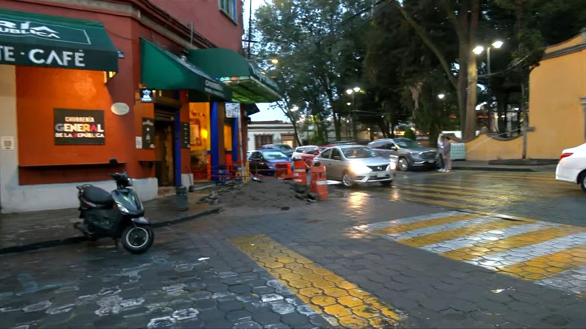 Vecinos Denuncian Obra Inconclusa, Cascajo y Basura en Pleno Centro de Coyoacán