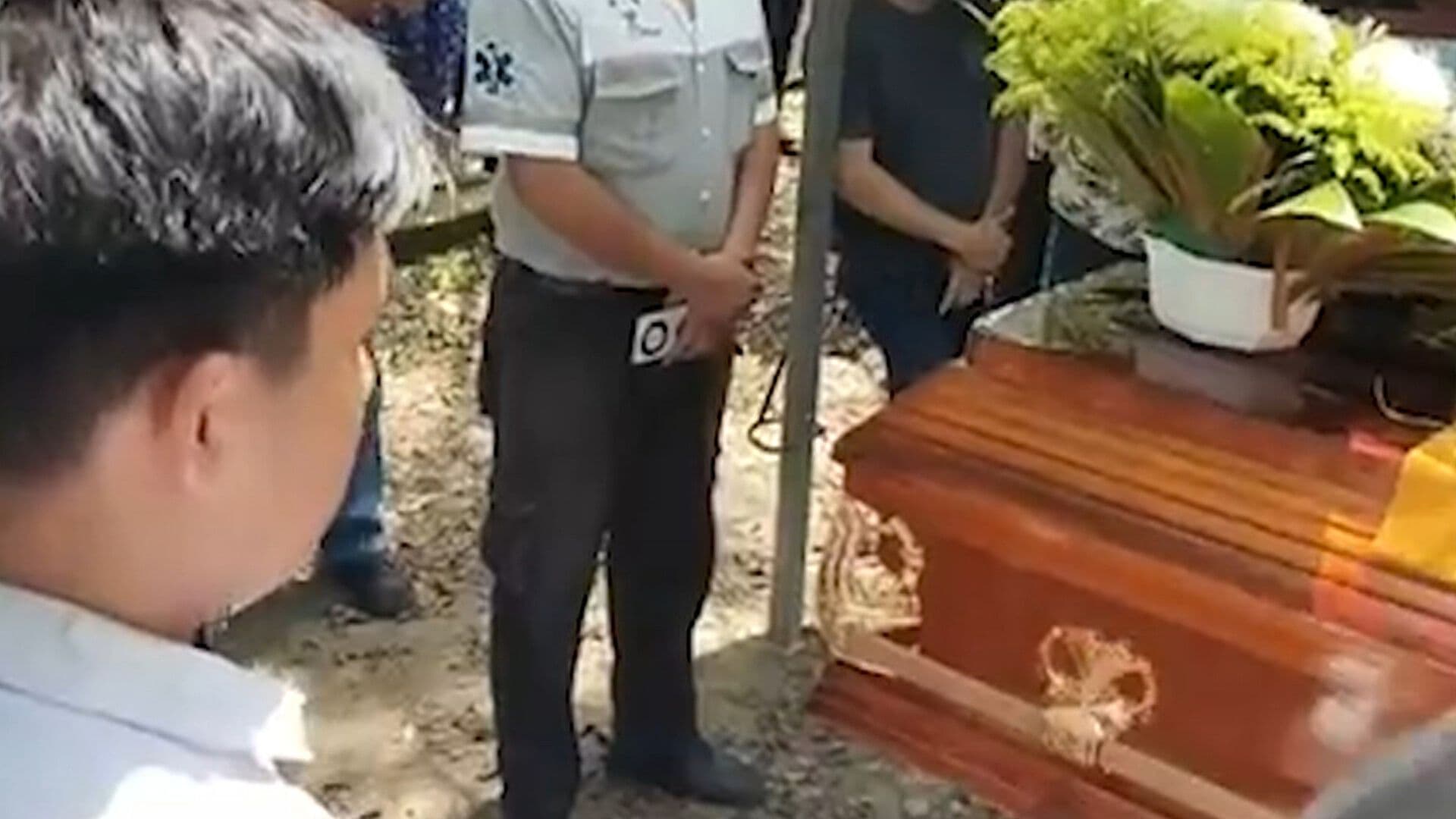Sepultan a Periodista Luis Ángel López y Compañeros Rinden Homenaje en Monumento a los Caídos