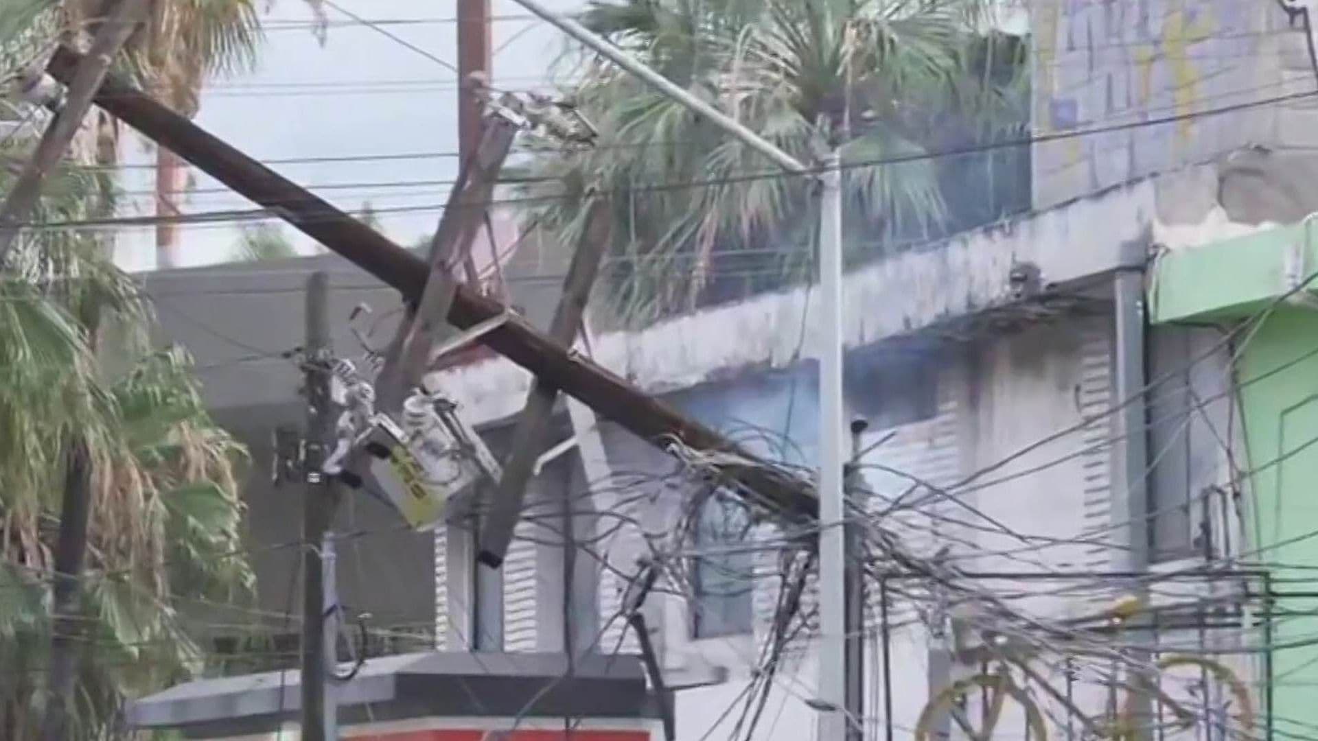 Arde Poste y Cae, Cierran Vialidad en Calle Moisés Sáenz en Monterrey