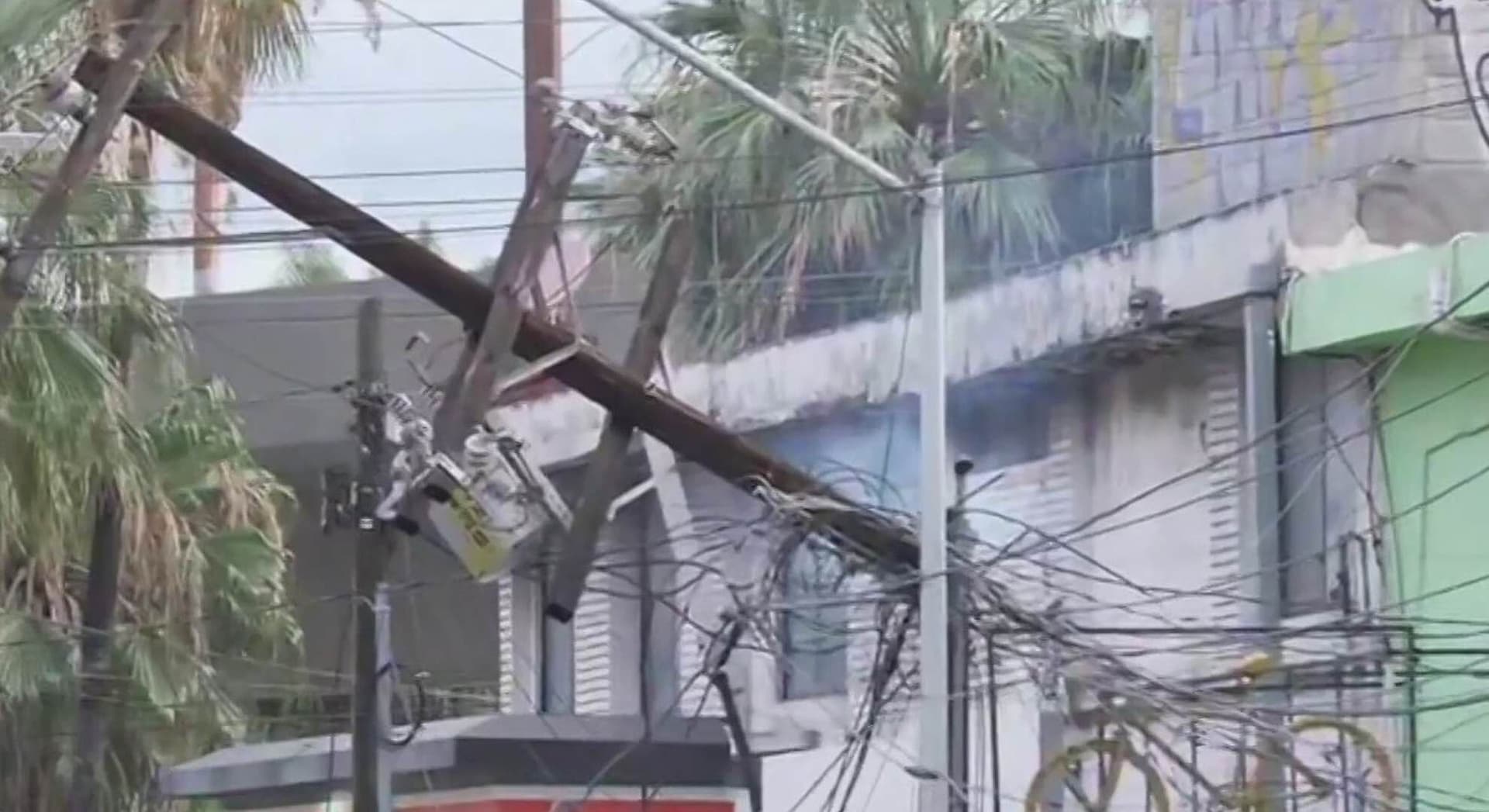 Arde Poste y Cae, Cierran Vialidad en Calle Moisés Sáenz en Monterrey