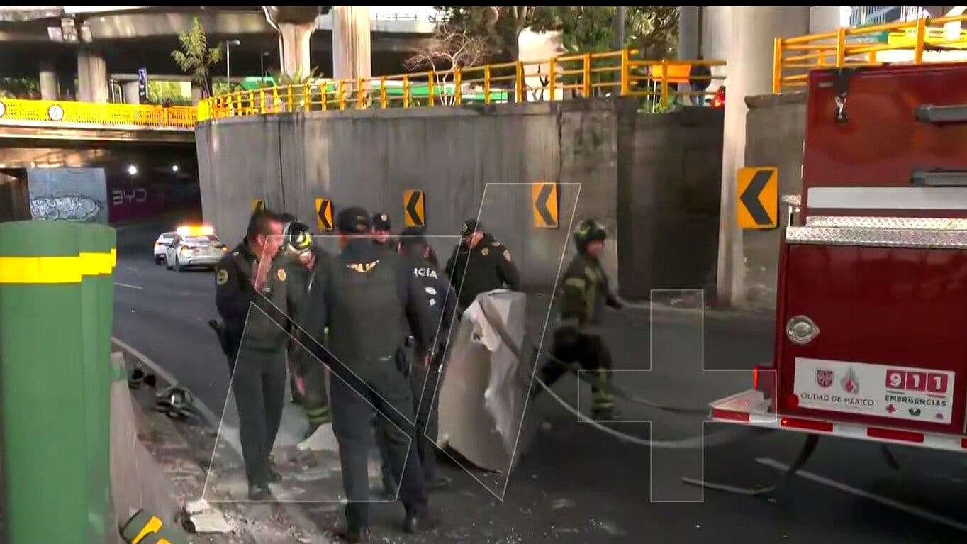 Taxi se Impacta contra Dovelas de Construcción en Periférico, CDMX