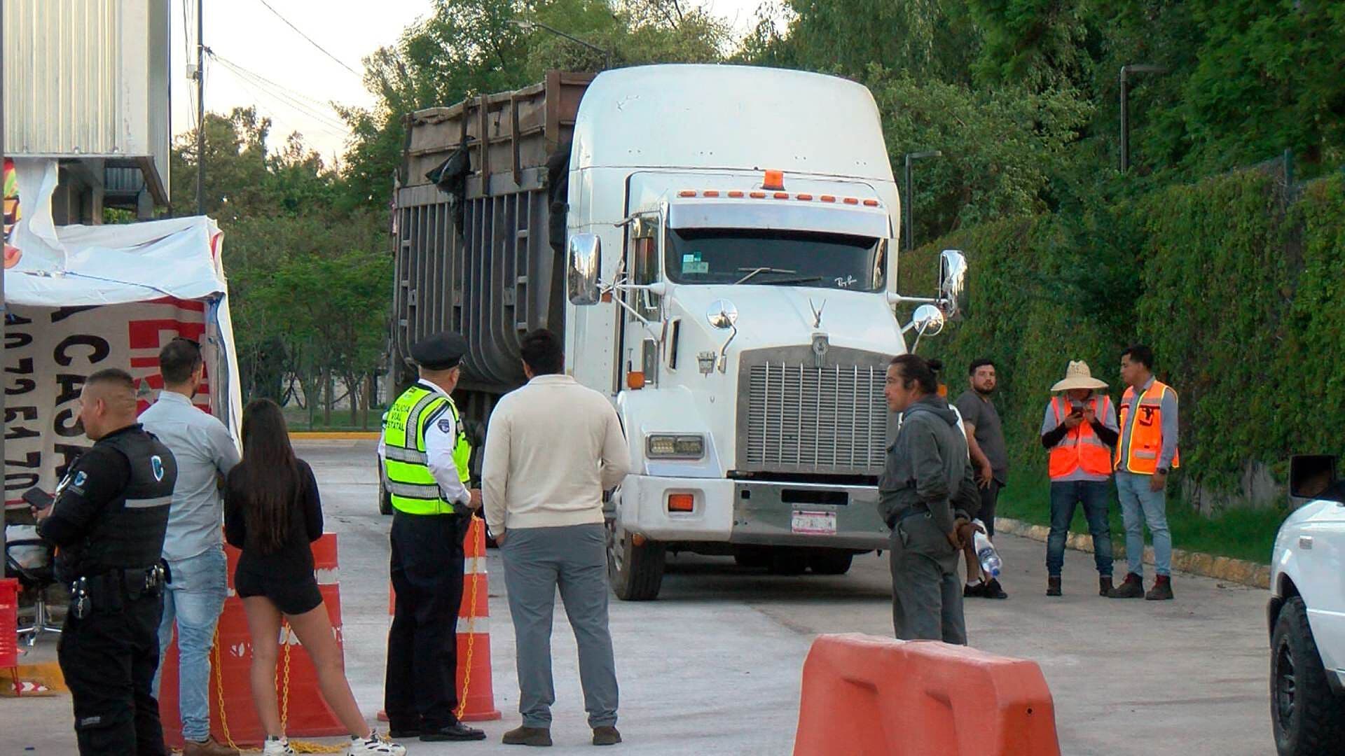 Trailero Choca Varios Automóviles en Guadalajara e Intenta Escapar