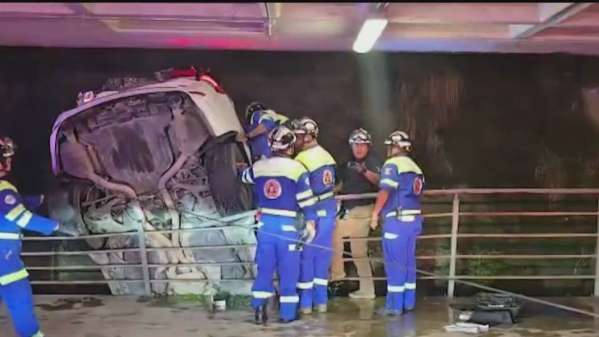 Camioneta Cae Tres Pisos en Estacionamiento de San Pedro, Nuevo León