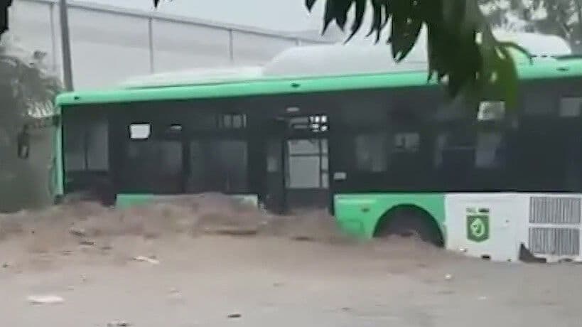 Recorre Camión Calles Inundadas de Monterrey