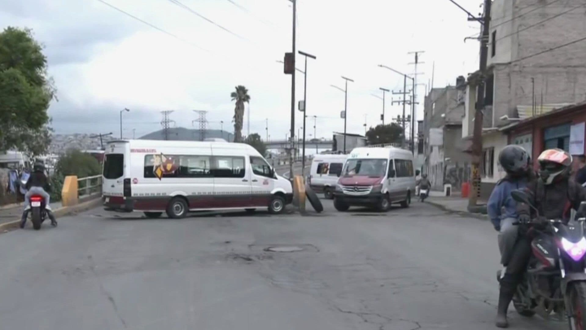 Transportistas Bloquean Avenida Bordo de Xochiaca en Chimalhuacán y Piden Hablar con Autoridades