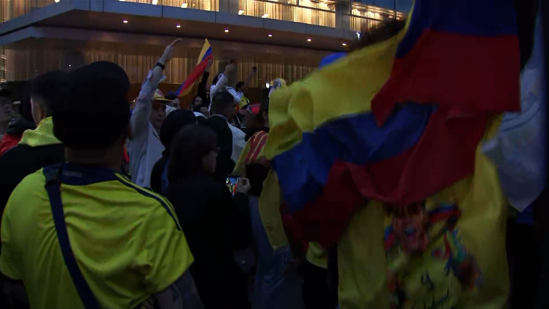 "La Fiebre Amarilla" Lleva Serenata a la Selección de Colombia en Hotel de Santa Fe