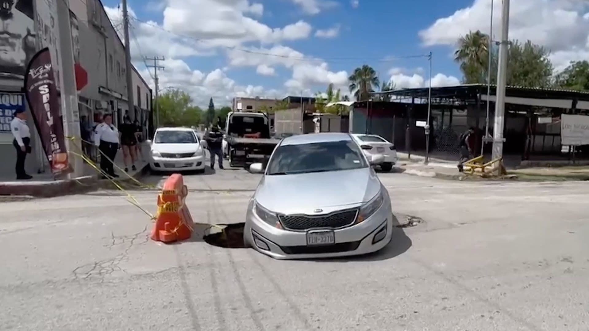 Vehículo Cae a Socavón en Colonia Cumbres en Piedras Negras