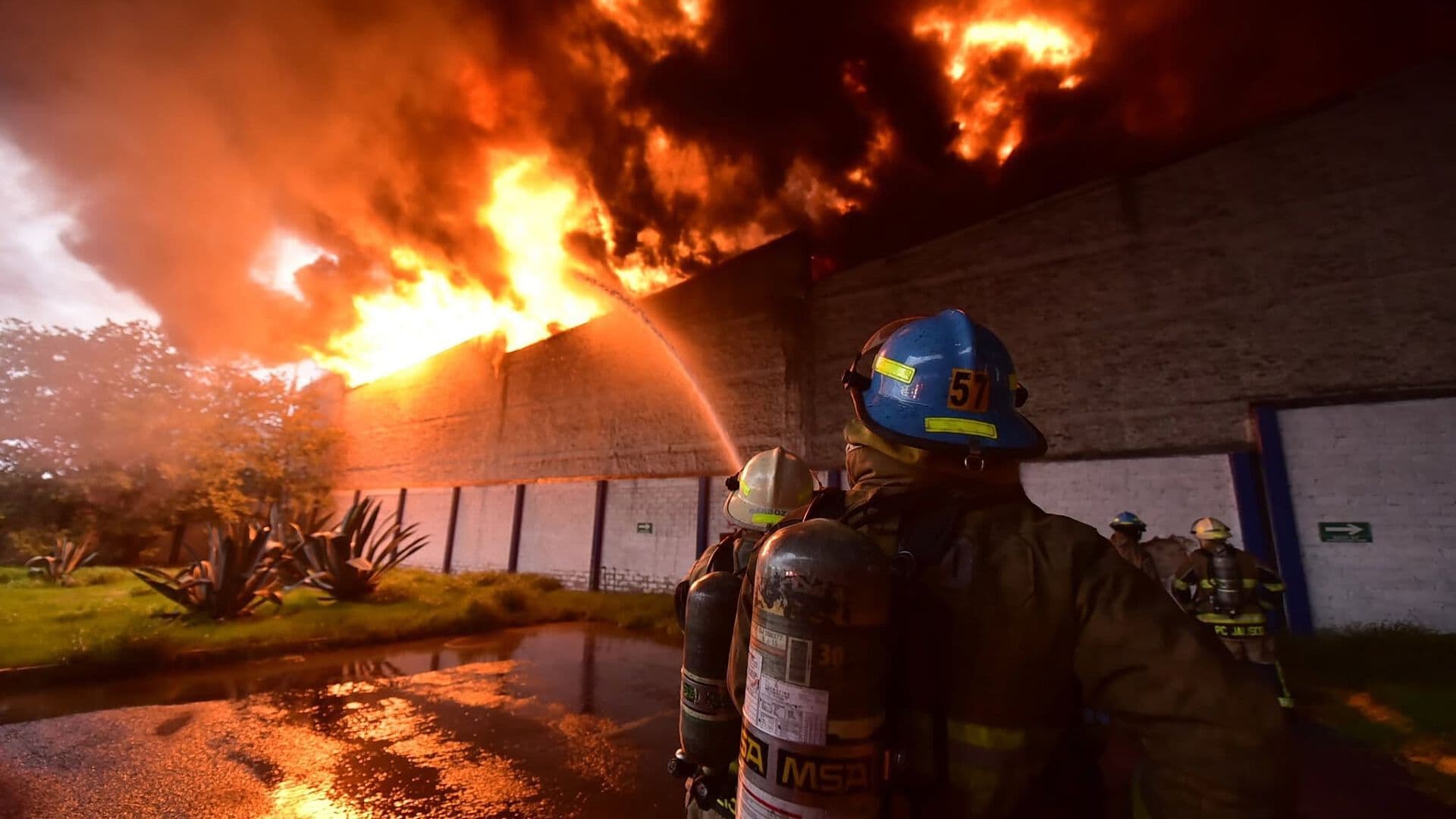 Incendio en Tlaquepaque Hoy: Fuego Consume Bodega y Moviliza a Cuerpos de Emergencia