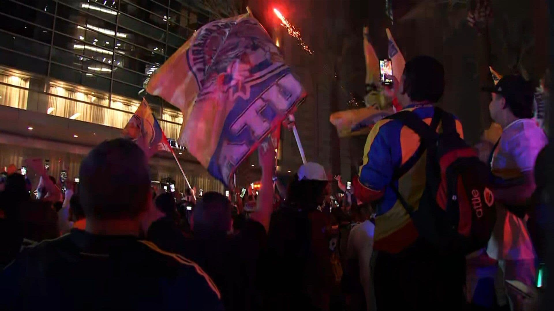 Selección de Colombia Llega a CDMX y Aficionados les Llevan Serenata