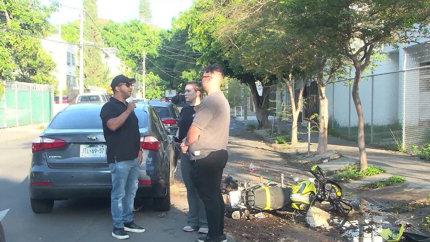 Dos Motociclistas Heridos de Gravedad por Pasarse un Alto y Ser Chocados por Auto en Guadalajara