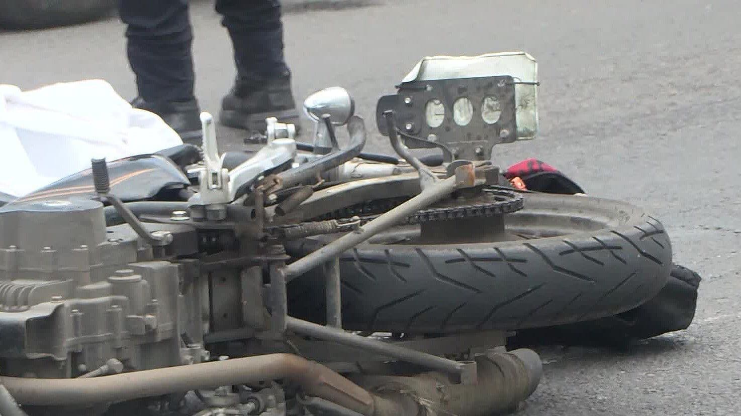 Pareja de Motociclistas es Impactada por un Tráiler en Carretera a Chapala; Muere la Novia