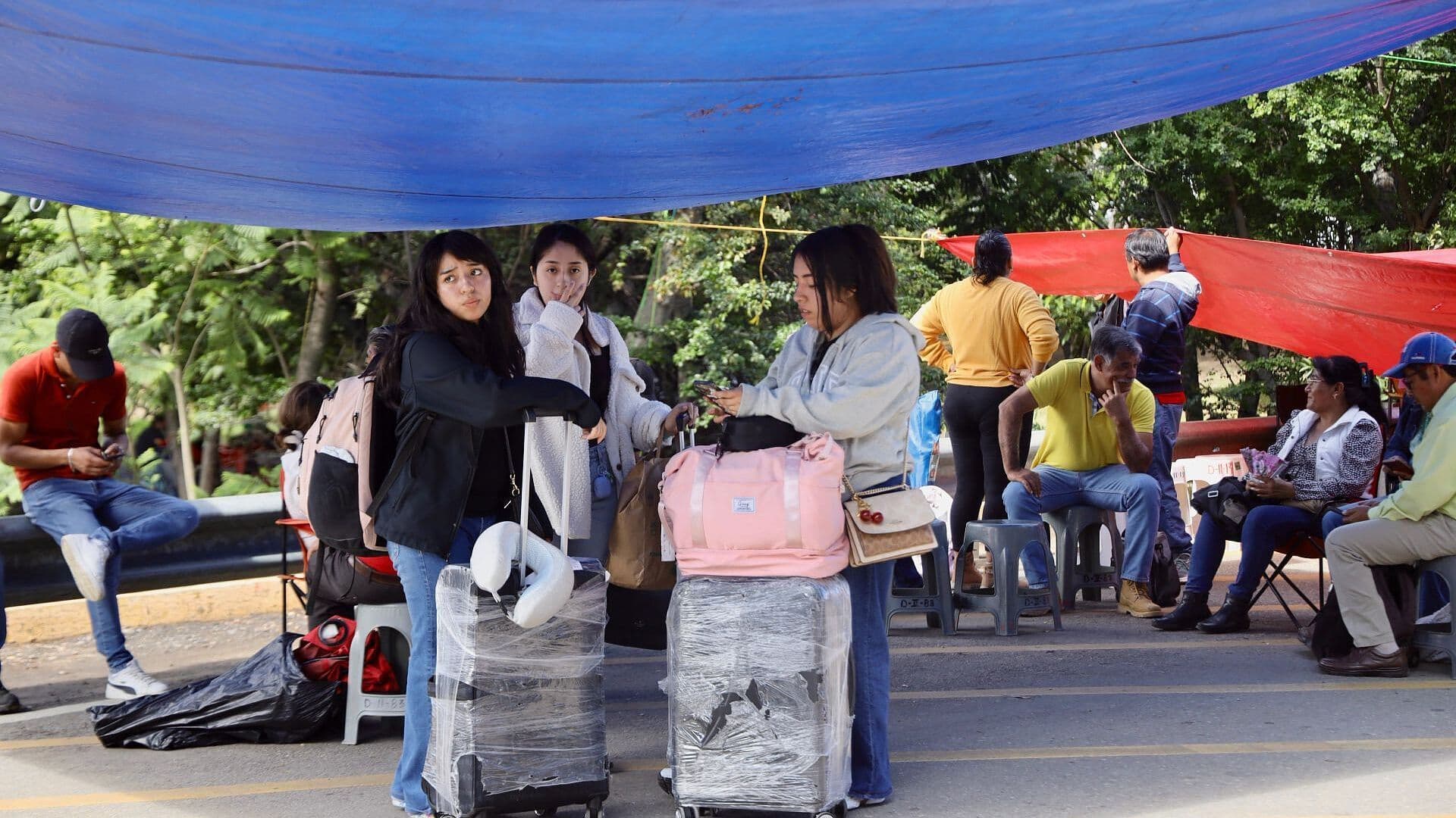 Entre Lonas y Claxonazos: Ciudadanos y Turistas Padecen Plantón de la CNTE en Oaxaca