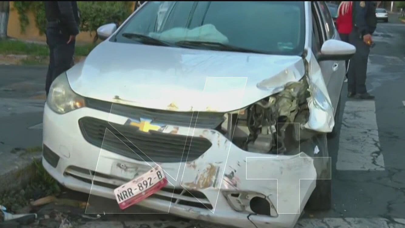 Auto Choca contra Poste en Avenida Corregidora, CDMX