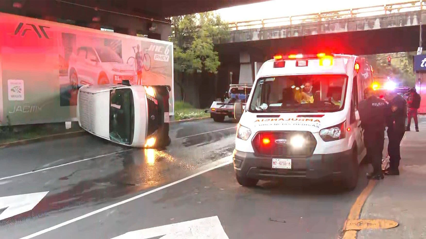 Vuelca Camioneta en la México-Toluca; Esto Pasó en Calle  Roberto Medellín