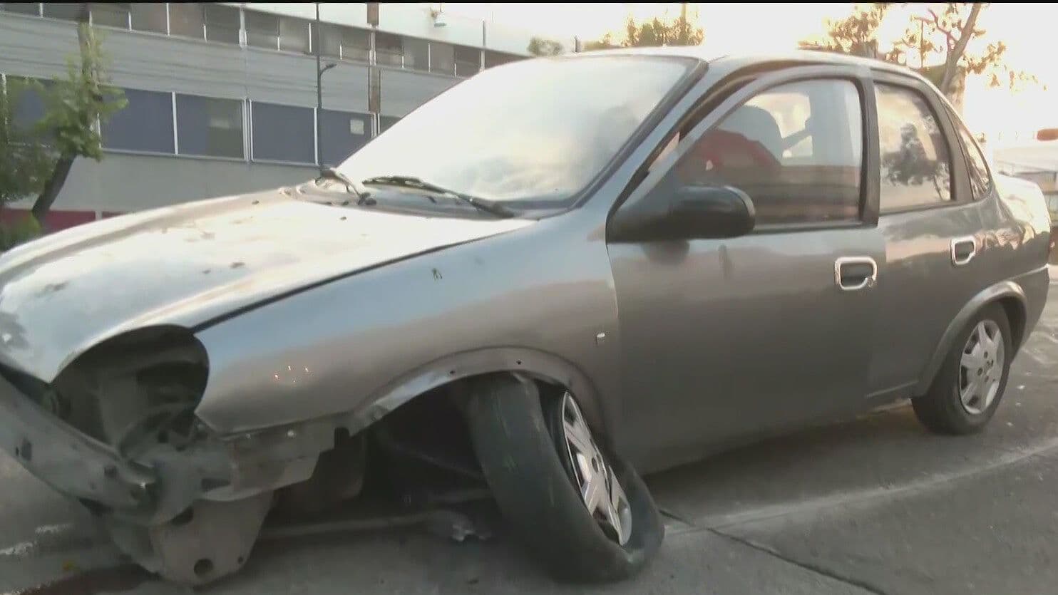 Auto Choca con Camellón en Avenida del Trabajo, CDMX