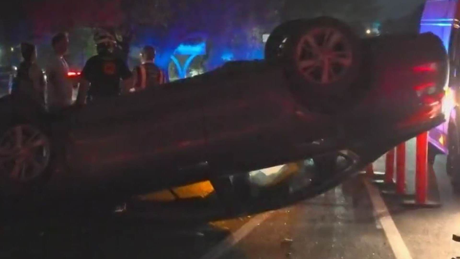 Vuelca Carro, Conductor Sale Ileso en Av. Morones Prieto en Guadalupe