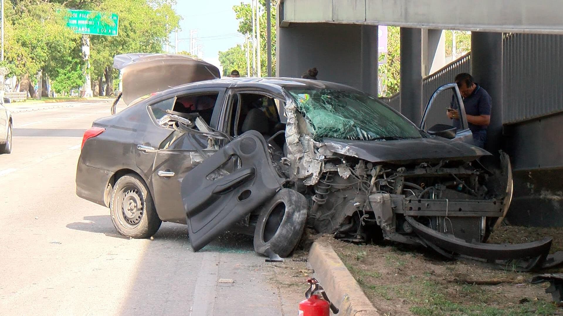 Presunta Falla Mecánica Provoca Fuerte Choque en Guadalajara; Hay 2 Lesionados