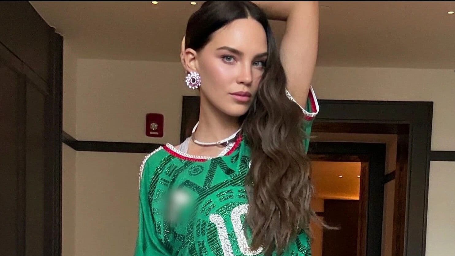Belinda Impone Moda y Luce la Playera de la Selección Mexicana con Estilo