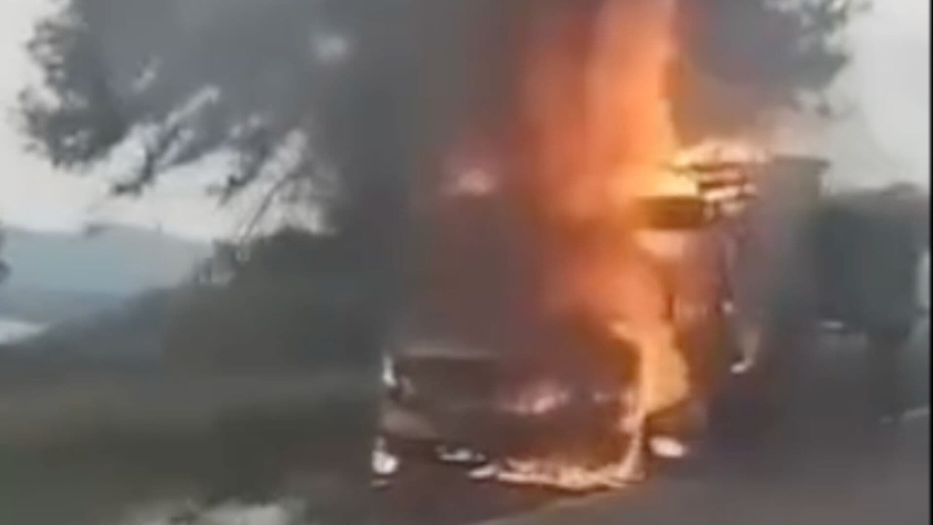 Camioneta se Incendia en la Carretera Valle De Santiago - Yuriria en Guanajuato