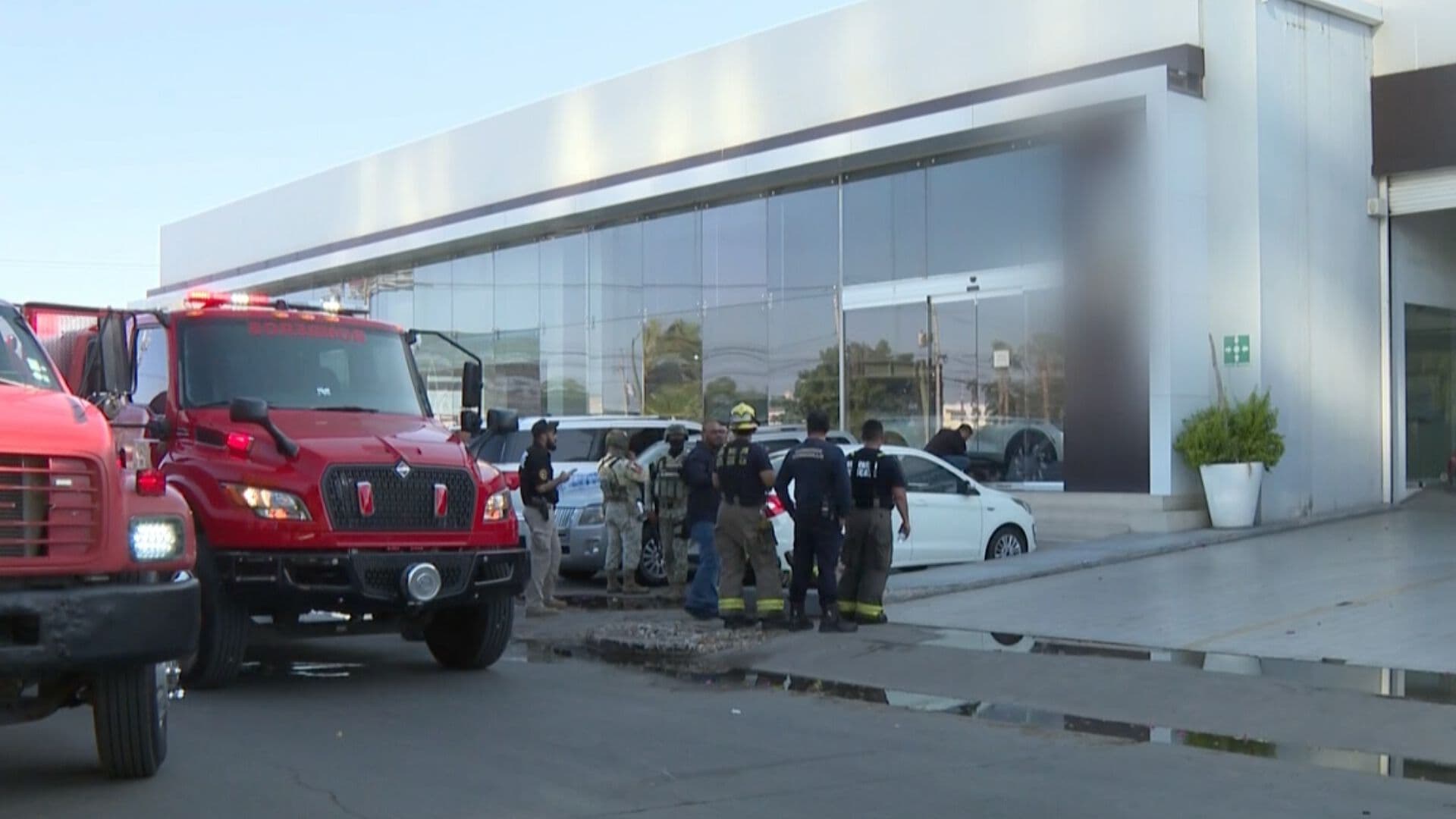 Bomberos Atendieron Incendio en Agencia Automotriz de Hermosillo