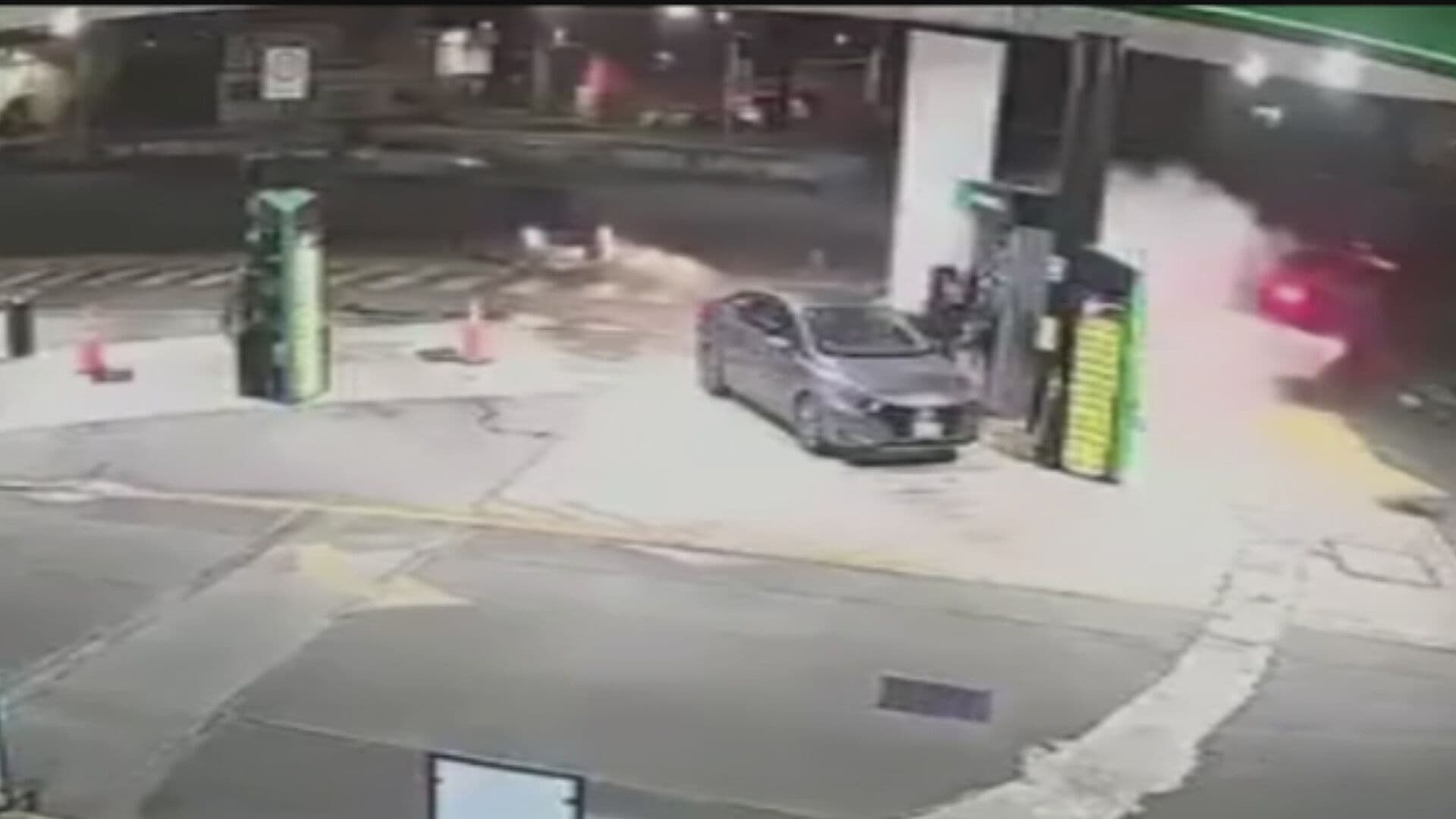 VIDEO: Auto a Toda Velocidad se Estampa contra otro Vehículo en Gasolinera de Puebla