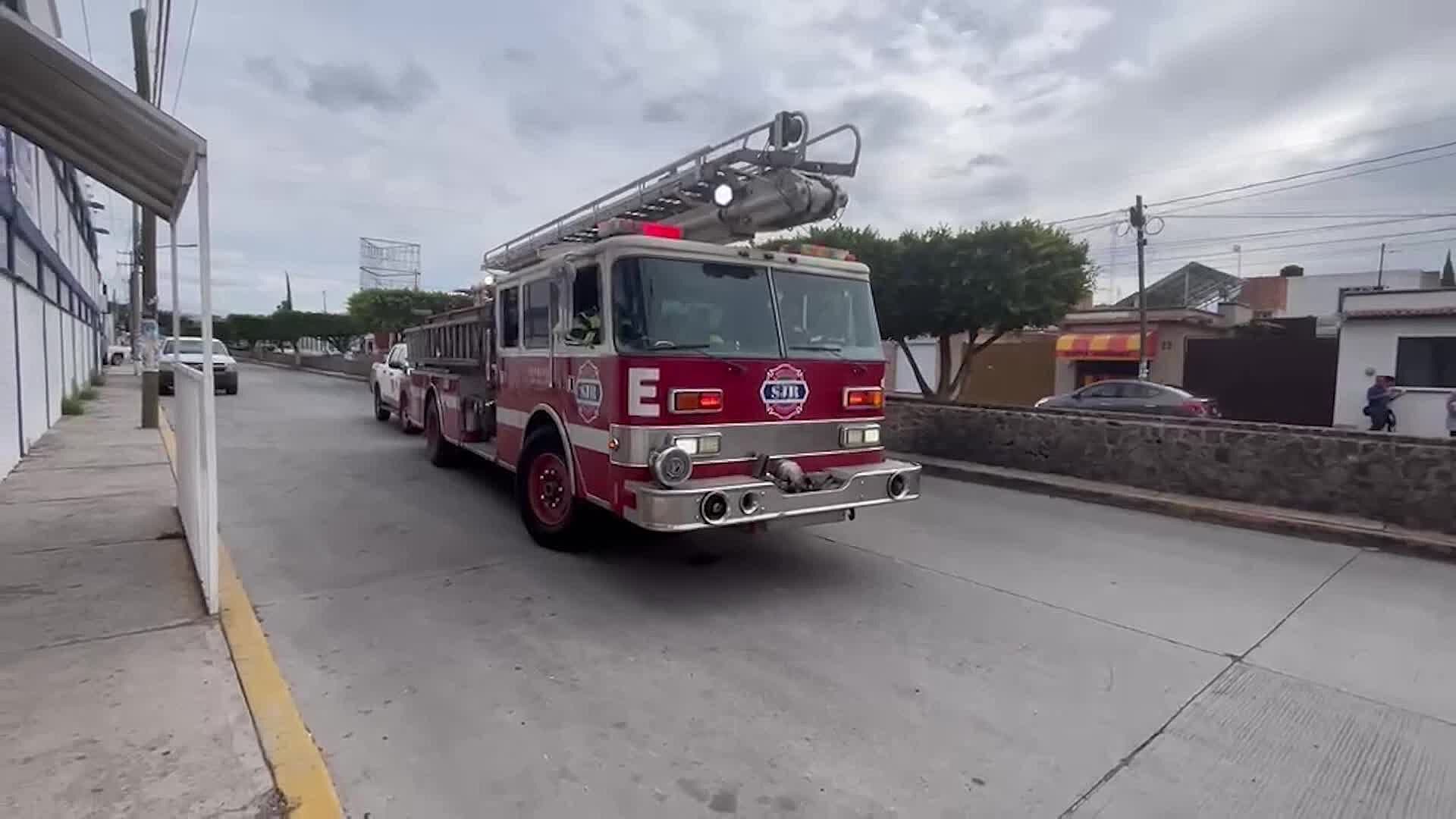 Hombre Cae con Todo y Mascota a Dren y Resulta Lesionado en San Juan del Río