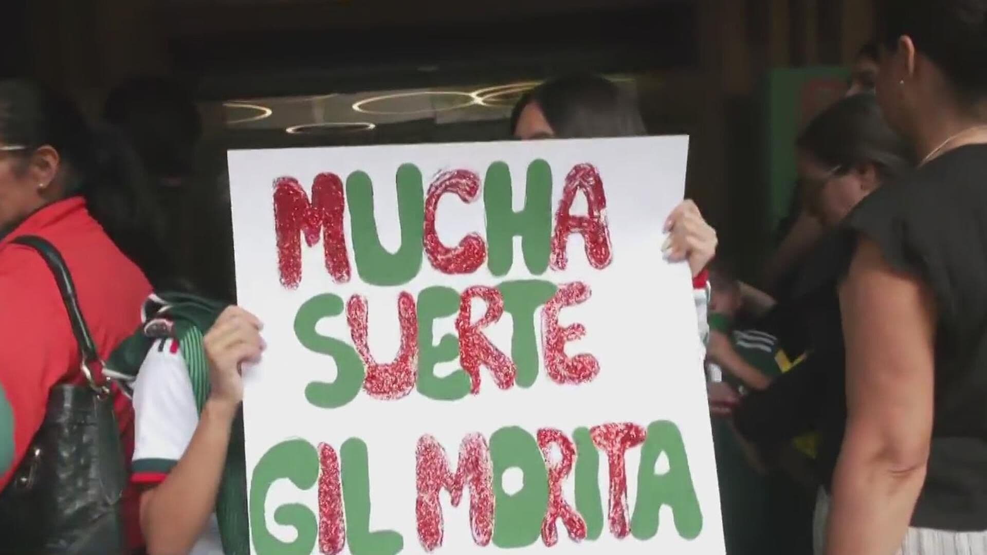 Aficionados de la Selección Mexicana Causan Euforia a las Afueras de su Hotel en Guadalajara