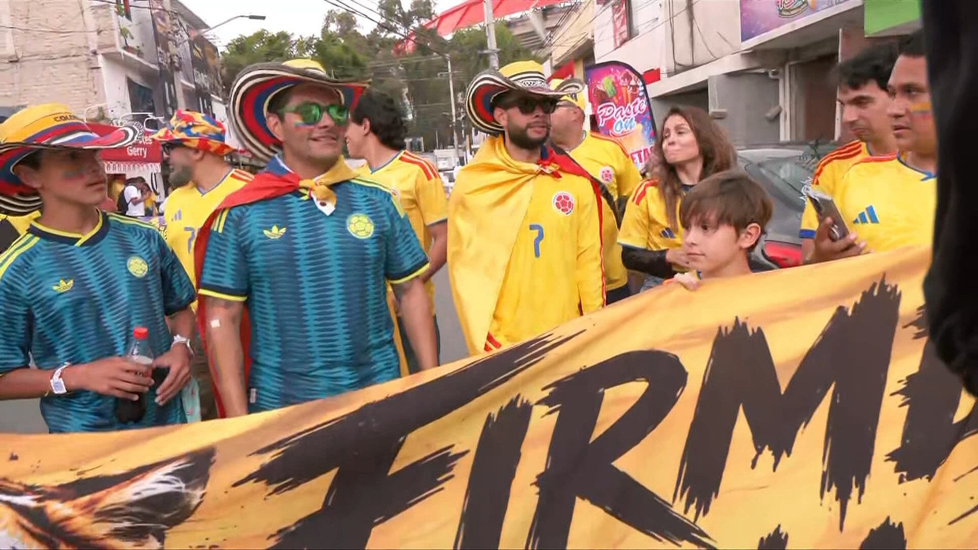 Fanáticos de Colombia Llevan la Fiesta a Santa Úrsula antes del Partido