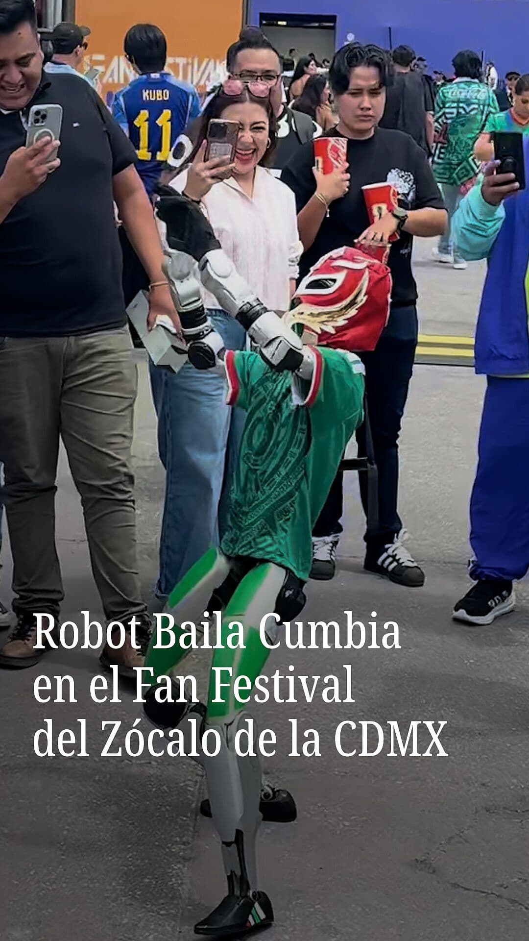 Robot Baila Cumbia en el Fan Festival del Zócalo de la CDMX