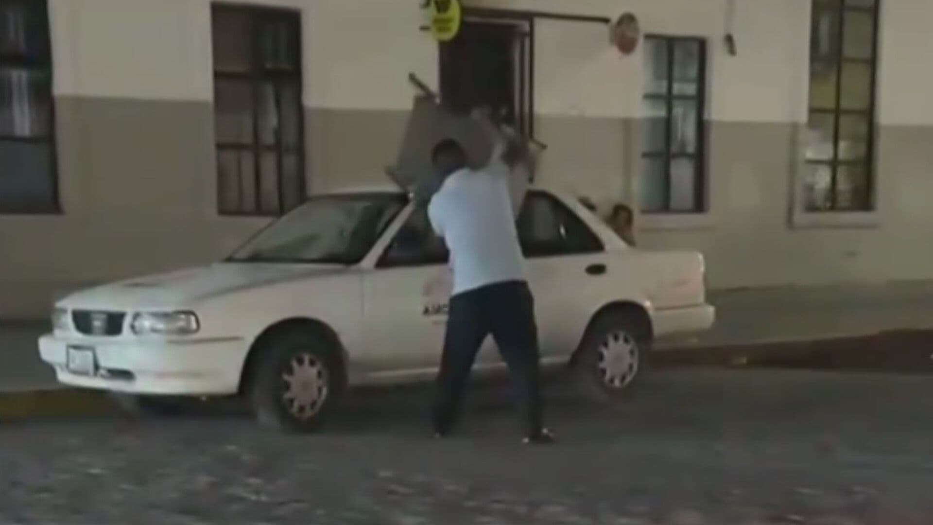 Hombre Alcoholizado Quiere Abrir Auto a Sillazos tras Olvidar Llaves