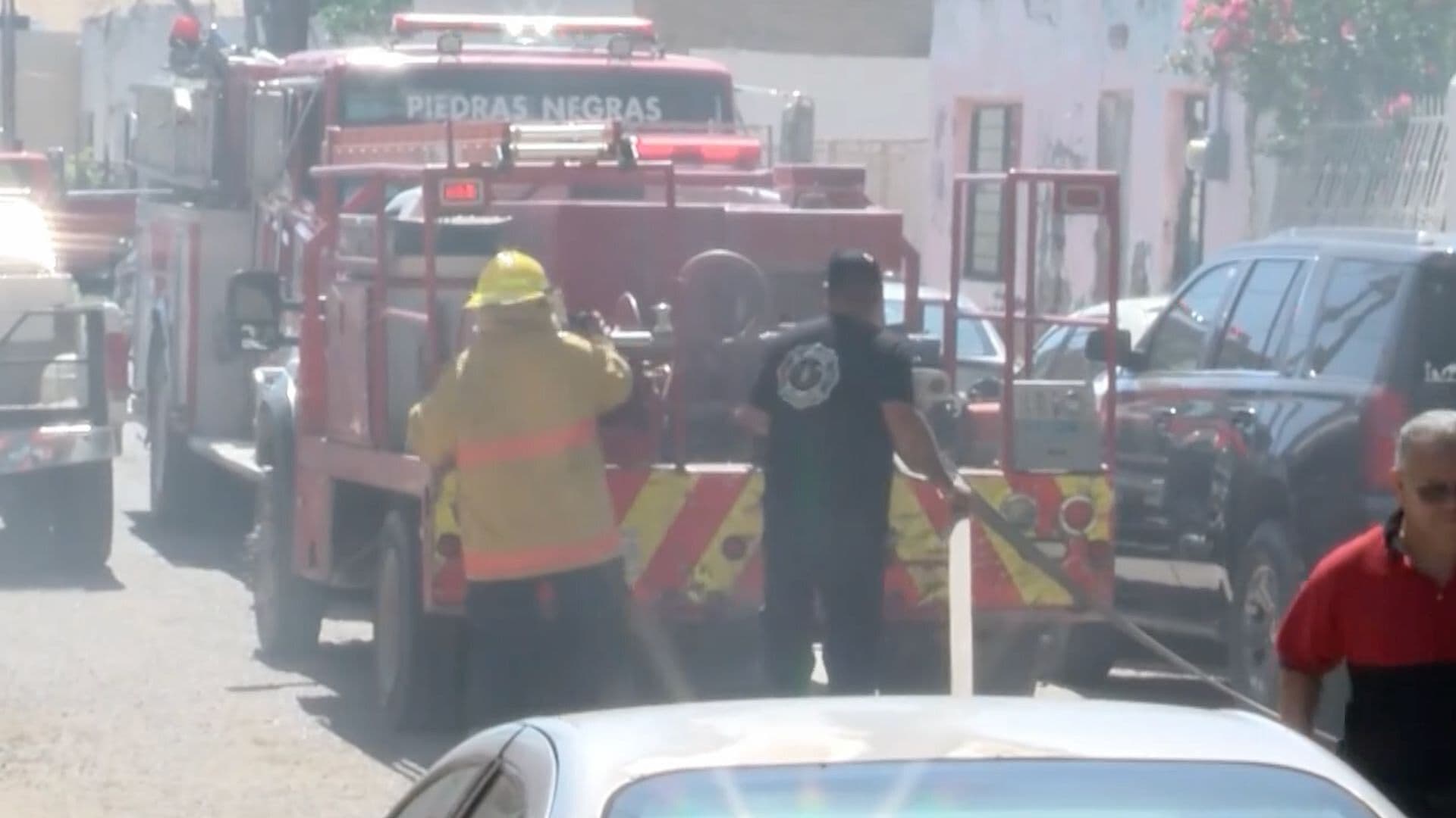 Vecinos Auxilian a Familia Durante Incendio de Casa en Piedras Negras