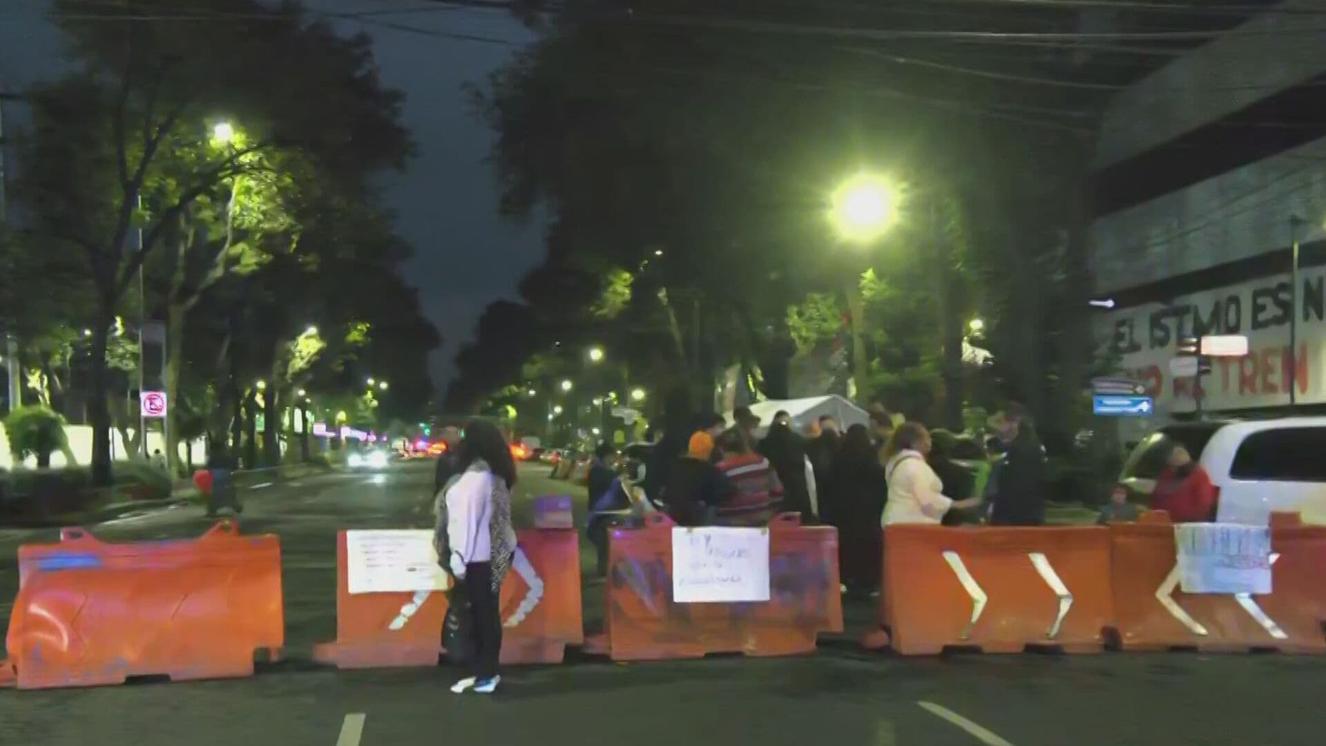 Vecinos del Pueblo de Xoco Bloquean Avenida y Denuncian a Habitantes de Edificio; Les Arrojan Comida