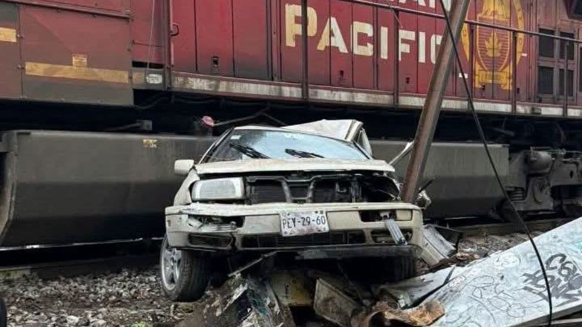 Tren Embiste y Proyecta Auto que Intentó Ganarle el Paso en Jardines de Morelos, Ecatepec; Así Quedó el Vehículo