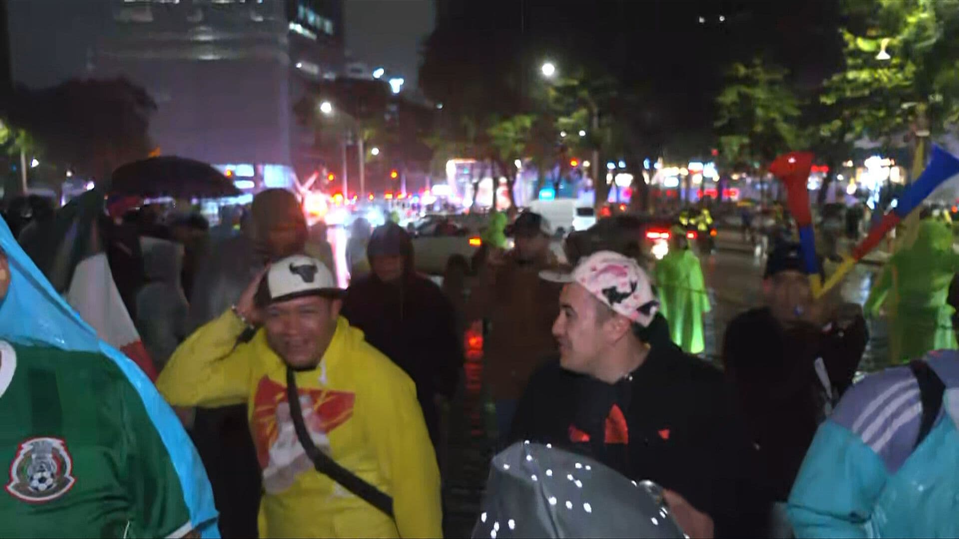 Colombianos Festejan en el Ángel de la Independencia tras Triunfo en el Mundial